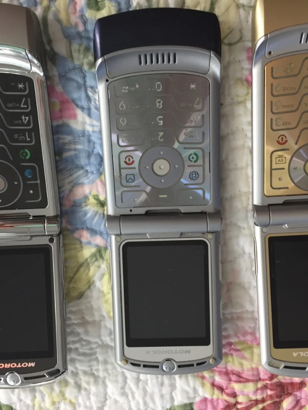 3 Vintage Motorola flip phones... with chargers.